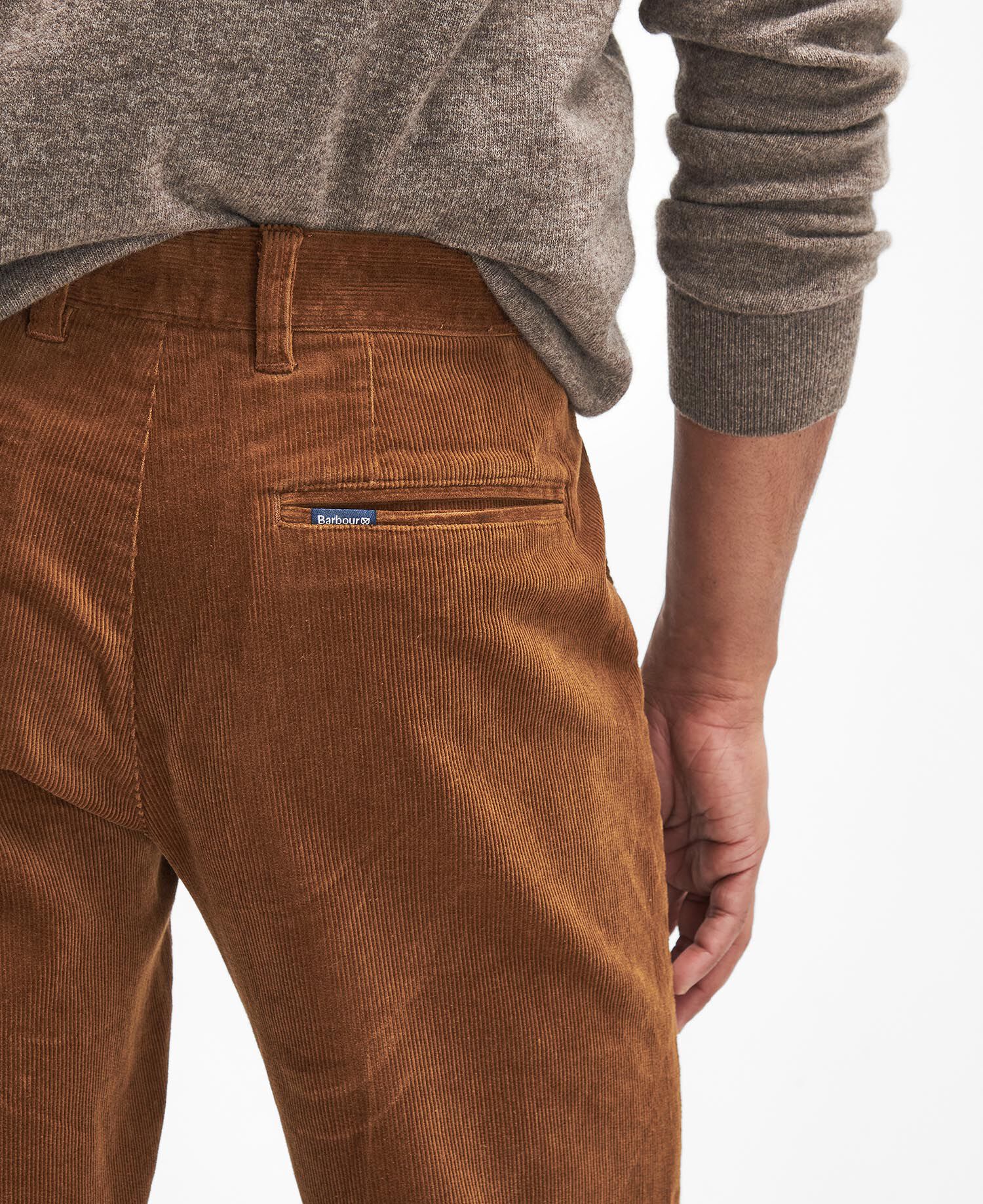 Pantaloni in velluto stretch a coste sottili dalla vestibilit&agrave; leggermente aderente